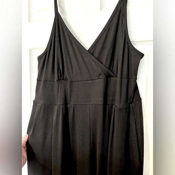 NWOT - V-neck Cami Wide Leg Jumpsuit Curve & Plus Elegant Black Jumpsuit - CIDER - Picture 7 of 8